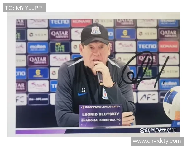 申花主帅斯卢茨基现场观战德约科维奇比赛享受偷闲时光